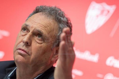 FÚTBOL SEVILLA Caparrós anuncia que padece una leucemia pero que no le impide trabajar