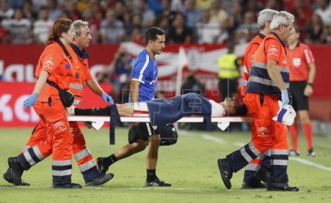 FÚTBOL SEVILLA Escudero, ya en su domicilio a la espera de que se descarte la fractura