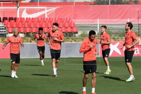 FÚTBOL SEVILLA Los jugadores que incumplieron el protocolo se ejercitan con el grupo