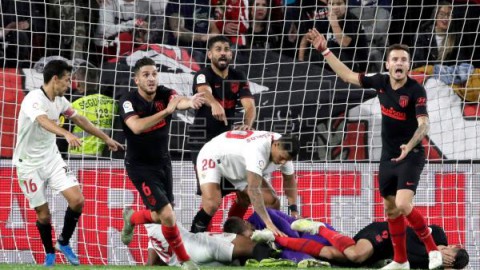FÚTBOL SEVILLA-ATLÉTICO MADRID 1-1. Sevilla y Atlético siguen arriba tras un choque con más opciones para los visitantes