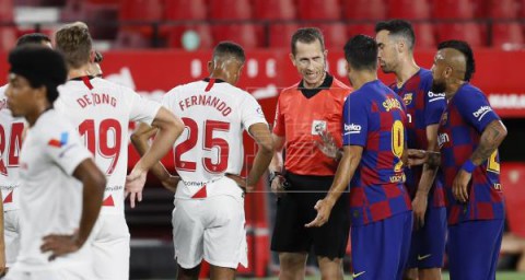 FÚTBOL SEVILLA-BARCELONA El Barcelona lo intenta ante el Sevilla pero no ve puerta al descanso (0-0)