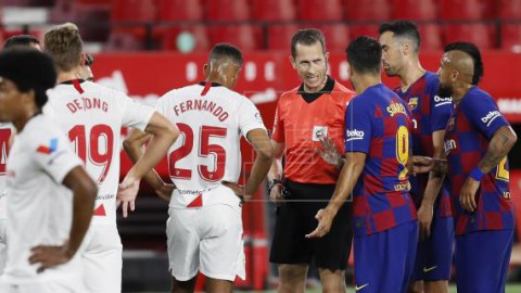 FÚTBOL SEVILLA-BARCELONA El Barcelona lo intenta ante el Sevilla pero no ve puerta al descanso (0-0)