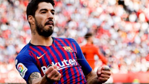 FÚTBOL SEVILLA-BARCELONA Luis Suárez vuelve a la titularidad en el Barça cinco meses después