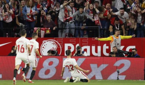 FÚTBOL SEVILLA-BETIS 3-2. El Sevilla se acerca a `Champions` por su pegada y deja tocado al Betis