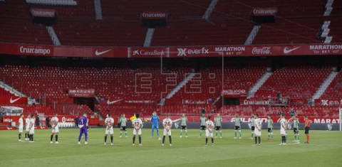 FÚTBOL SEVILLA-BETIS El minuto de silencio más `sonoro` y emotivo en la reanudación de LaLiga