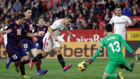 FÚTBOL SEVILLA-EIBAR 2-2. El Sevilla salva un punto en la prolongación y en inferioridad
