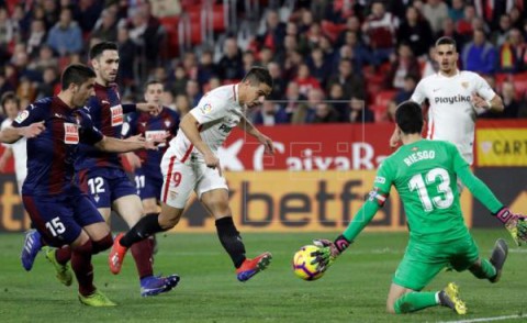 FÚTBOL SEVILLA-EIBAR 2-2. El Sevilla salva un punto en la prolongación y en inferioridad
