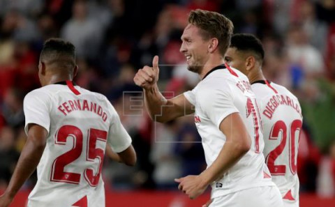 FÚTBOL SEVILLA-LEVANTE 1-0. El primer gol de De Jong sitúa sexto al Sevilla ante un rival poco ofensivo