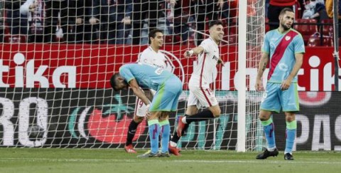FÚTBOL SEVILLA-RAYO 5-0. El Sevilla mira a la `Champions` y coloca al Rayo cerca del abismo
