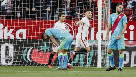 FÚTBOL SEVILLA-RAYO 5-0. El Sevilla mira a la `Champions` y coloca al Rayo cerca del abismo