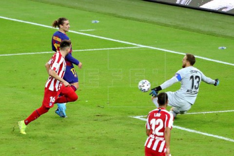 FÚTBOL SUPERCOPA ESPAÑA: BARCELONA-ATLÉTICO MADRID Oblak contiene el dominio del Barcelona al descanso (0-0)