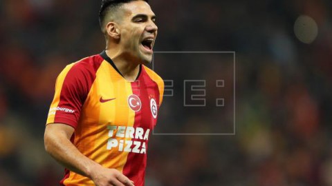 FÚTBOL TURQUÍA Falcao se queda en el Galatasaray tras aceptar una reducción salarial