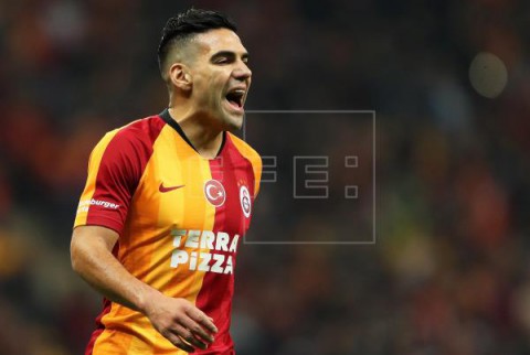 FÚTBOL TURQUÍA Falcao se queda en el Galatasaray tras aceptar una reducción salarial