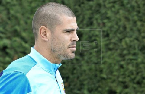 FÚTBOL VALDÉS Víctor Valdés resguarda su leyenda en un banquillo de Tercera