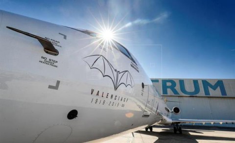 FÚTBOL VALENCIA Air Nostrum rinde tributo al centenario del Valencia con un avión personalizado