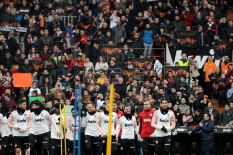 FÚTBOL VALENCIA Cerca de 10.000 aficionados acuden a Mestalla para ver entrenar al Valencia