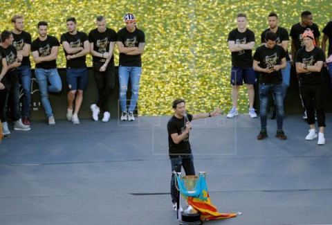 FÚTBOL VALENCIA Mestalla agasaja a sus campeones y festeja a lo grande la copa del centenario