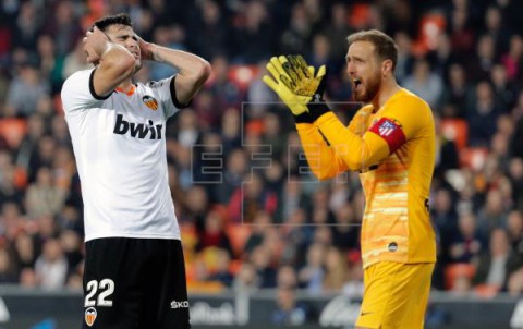 FÚTBOL VALENCIA-ATLÉTICO DE MADRID 2-2. Valencia y Atlético firman tablas en un partido eléctrico y vibrante