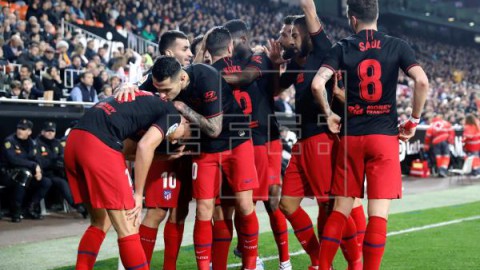 FÚTBOL VALENCIA-ATLÉTICO DE MADRID El Atlético alcanza el descanso con ventaja (1-2)