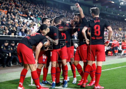 FÚTBOL VALENCIA-ATLÉTICO DE MADRID El Atlético alcanza el descanso con ventaja (1-2)