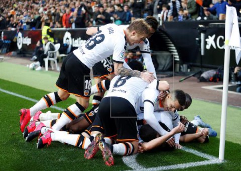 FÚTBOL VALENCIA-BARCELONA 2-0. El Valencia recupera su mejor versión y tumba al Barcelona