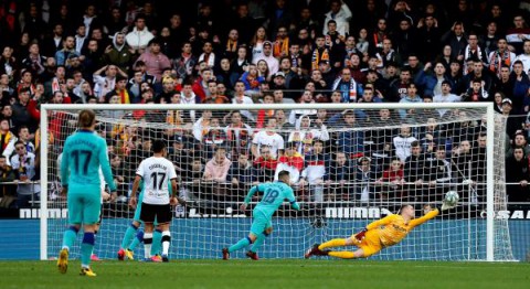 FÚTBOL VALENCIA-BARCELONA Ter Stegen mantiene vivo al Barcelona en Mestalla al descanso