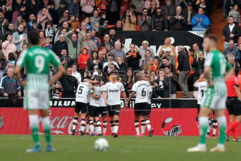 FÚTBOL VALENCIA-BETIS 2-1. El Valencia logra un triunfo balsámico