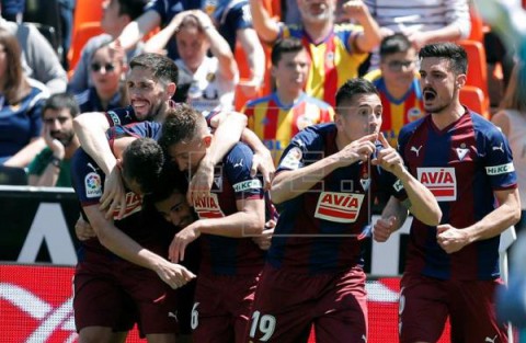 FÚTBOL VALENCIA-EIBAR  0-1. Charles fulmina al Valencia en la prolongación