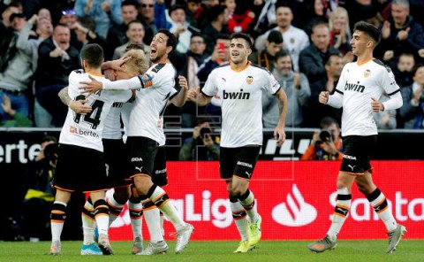 FÚTBOL VALENCIA-GRANADA 2-0. El Valencia tumba a un combativo Granada en un intenso segundo tiempo