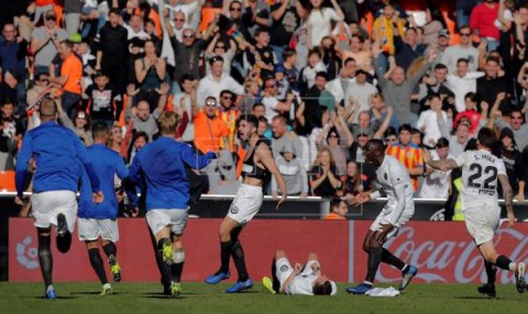 FÚTBOL VALENCIA-HUESCA  2-1. Piccini salva al Valencia en el 93 y hunde a un buen Huesca