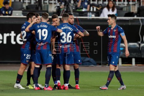 FÚTBOL VALENCIA-LEVANTE  1-1: El Levante, en inferioridad, niveló de penalti en el 95 el 1-0 del 89