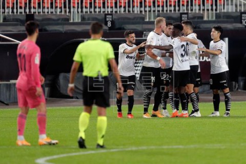 FÚTBOL VALENCIA-REAL MADRID 4-1. El Valencia, con tres goles de penalti, no da opción al Real Madrid