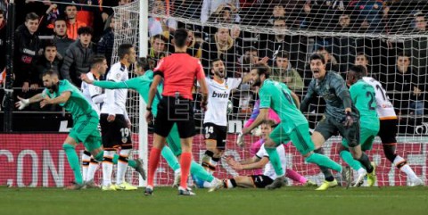 FÚTBOL VALENCIA-REAL MADRID Benzema empata en el 95 (1-1)