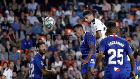 FÚTBOL VALENCIA-SEVILLA 1-1. Valencia y Sevilla firman tablas en un partido bronco e intenso