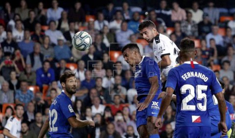 FÚTBOL VALENCIA-SEVILLA 1-1. Valencia y Sevilla firman tablas en un partido bronco e intenso
