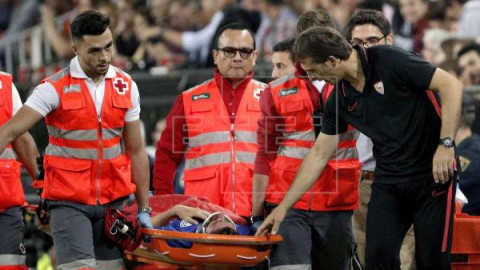 FÚTBOL VALENCIA-SEVILLA Escudero abandonó el campo conmocionado y en camilla; Coquelin, lesionado