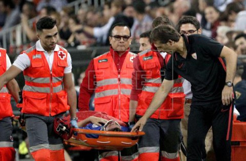 FÚTBOL VALENCIA-SEVILLA Escudero abandonó el campo conmocionado y en camilla; Coquelin, lesionado