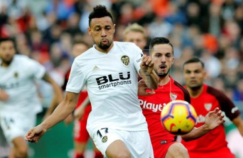 FÚTBOL VALENCIA-SEVILLA  1-1. Diakhaby salva al Valencia en la prolongación e impide el liderato del Sevilla
