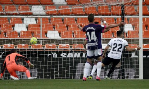 FÚTBOL VALENCIA-VALLADOLID 3-0. El Valencia golea con solvencia a un buen Valladolid