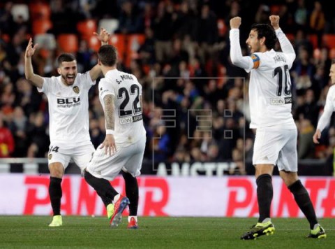FÚTBOL VALENCIA-VILLARREAL 3-0. Un sólido Valencia no da opción a un Villarreal con urgencias