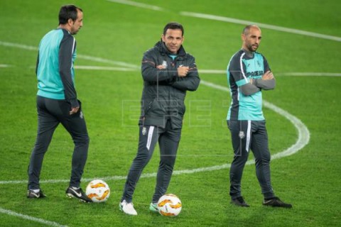 FÚTBOL VILLARREAL Calleja ya dirige al Villarreal en el campo tras su inesperado regreso