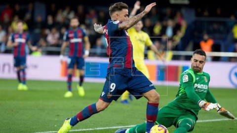 FÚTBOL VILLARREAL-LEVANTE  1-1. El Villarreal rescata un punto en el tiempo añadido