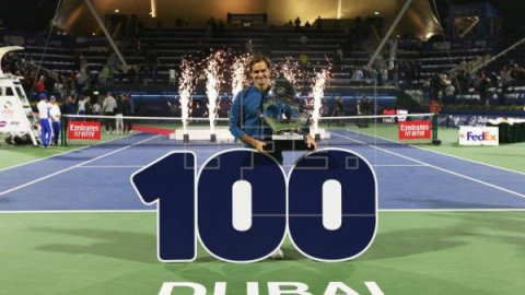 TENIS DUBAI Federer se hace Centenario al imponerse a Tsitsipas