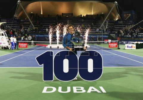 TENIS DUBAI Federer se hace Centenario al imponerse a Tsitsipas