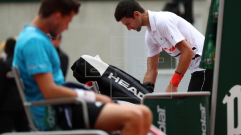 TENIS ROLAND GARROS Se reanuda la semifinal entre Djokovic y Thiem tras 70 minutos de parón