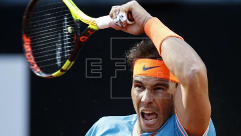 TENIS ROMA  Nadal y Djokovic asustan, Federer se salva; caen Thiem, Halep y Garbiñe