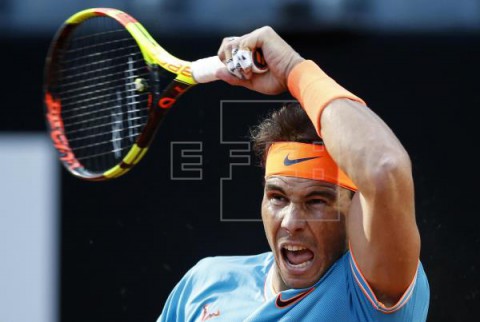 TENIS ROMA  Nadal y Djokovic asustan, Federer se salva; caen Thiem, Halep y Garbiñe